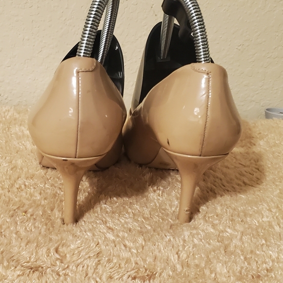 Vince Camuto Natural Cream Color Peep Toes Pumps womens size 8. - Picture 4 of 8